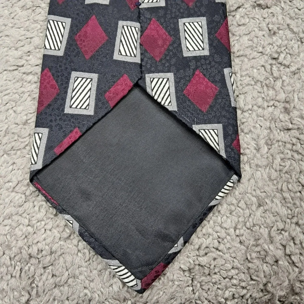 Geoffrey Beene Mens Silk Tie Black Burgundy Geometric Diamond Italian Fabric USA